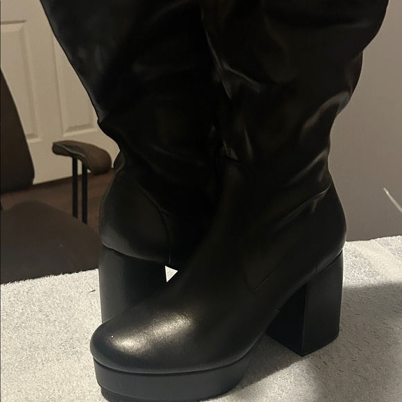 Sleek Black Heeled Boots for Women - Picture 3 of 9